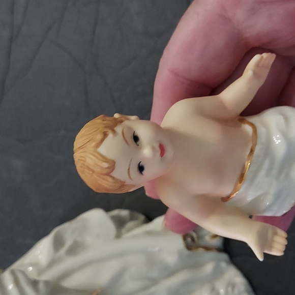 Mary &Baby Jesus Figurines Ivory&Gold Mary is 7 3/4in.Hx6in.Widest Width. B.4in - Picture 12 of 13